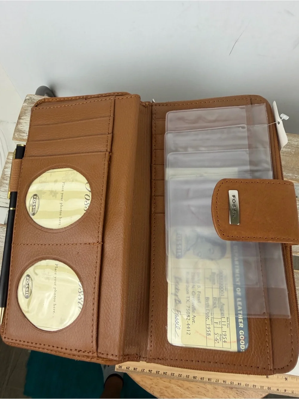 NWT Fossil Saddle leather Clutch Wallet features a secure snap closure tab